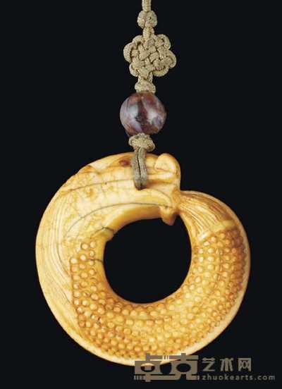 18TH CENTURY AN IVORY ‘DRAGON’ PENDANT 